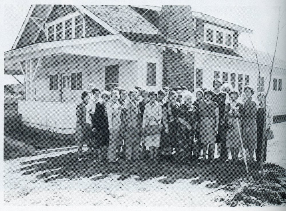The Associates of 1981 with the iconic Arnett House in the background, which the organization maintains.