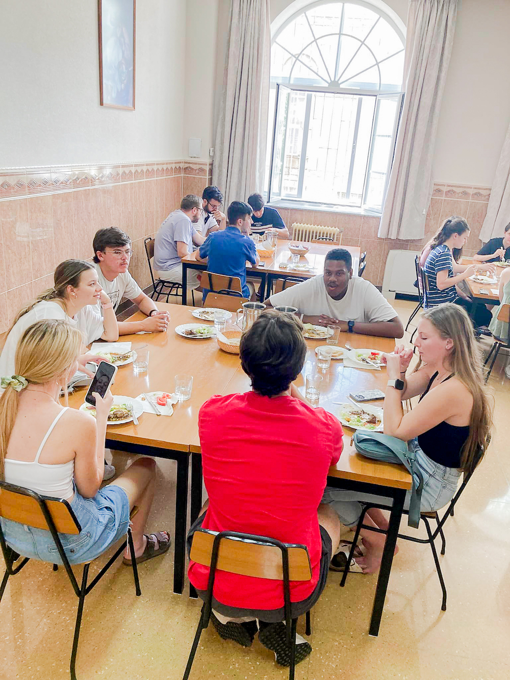 LCU students eating in a cafe