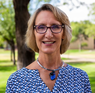 Headshot of Ronelle Howell with an outside backdrop