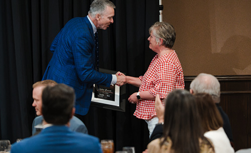 Shelly Parnell receiving her plaque for the gordan cargill award from president mcdowell